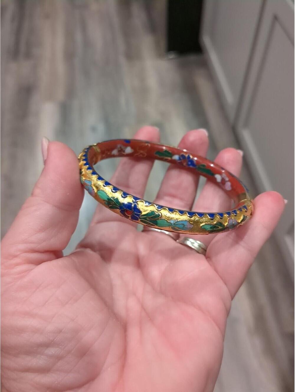 VINTAGE GOLD PLATED CLOISONNE ENAMEL RED COLOR FLORAL HINGED BANGLE BRACELET
